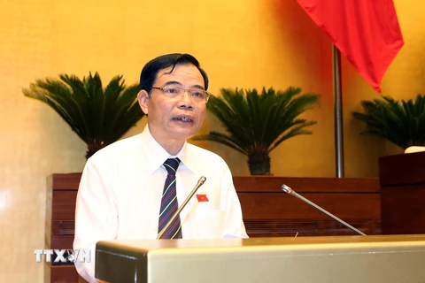 Bộ trưởng Bộ Nông nghiệp và Phát triển Nông thôn Nguyễn Xuân Cườn trình bày Tờ trình dự án Luật Thủy sản (sửa đổi). (Ảnh: Doãn Tấn/TTXVN)