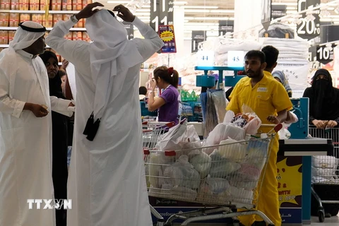 Người dân mua lương thực, thưc phẩm tích trữ tại một siêu thị ở Doha, Qatar. (Nguồn: THX/TTXVN)