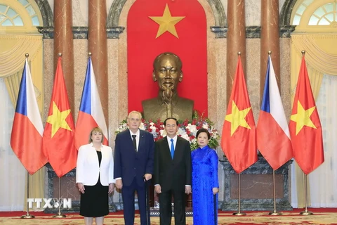 Chủ tịch nước Trần Đại Quang và Phu nhân chụp ảnh chung với Tổng thống Milos Zeman và Phu nhân tại Lễ đón. (Ảnh: Nhan Sáng/TTXVN)