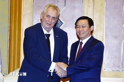 Phó Thủ tướng Vương Đình Huệ hội kiến Tổng thống Cộng hòa Séc Milos Zeman. (Ảnh: An Đăng/TTXVN)
