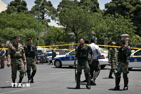 Cảnh sát Iran làm nhiệm vụ bên ngoài tòa nhà Quốc hội ở Tehran sau vụ tấn công ngày 7/6. (Nguồn: THX/TTXVN)