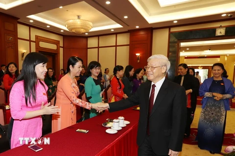 Tổng Bí thư Nguyễn Phú Trọng với nữ đại biểu Quốc hội Việt Nam. (Ảnh : Trí Dũng/TTXVN)