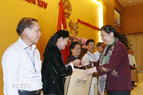 Phó Chủ tịch Thường trực Quốc hội Tòng Thị Phóng tặng quà đại biểu người có uy tín tỉnh Lạng Sơn. (Ảnh: Doãn Tấn/TTXVN)