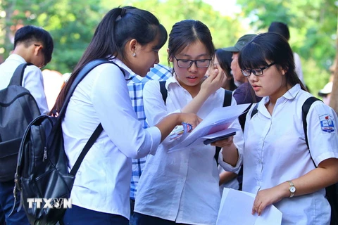 Niềm vui của thí sinh sau khi hoàn thành môn thi Toán tại điểm thi trường Trung học phổ thông Việt Đức. (Ảnh: Minh Quyết/TTXVN)