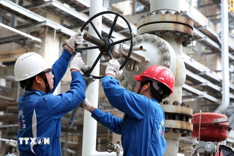 Vận hành hệ thống bơm tại Nhà máy lọc dầu Dung Quất. (Ảnh: Huy Hùng/TTXVN)
