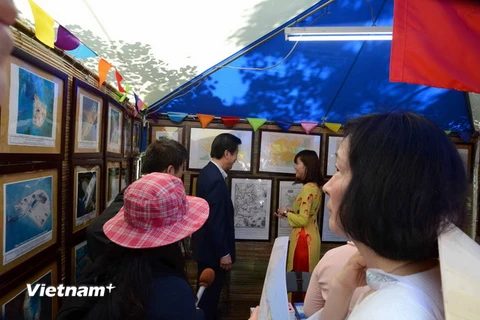 Chủ tịch Đảng Công minh Yamaguchi Natsuo thăm gian triển lãm ảnh. (Ảnh: Gia Quân/Vietnam+)