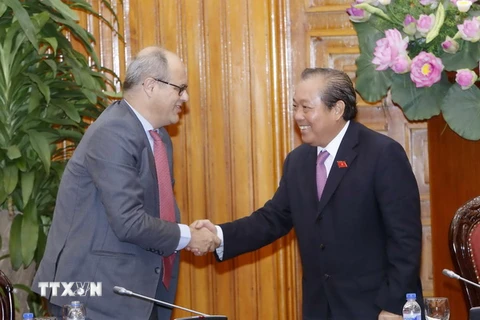 Phó Thủ tướng Chính phủ Trương Hòa Bình với ông Craig Chittick. (Ảnh: Văn Điệp/TTXVN)