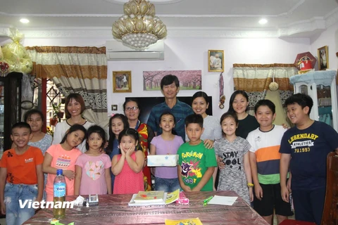 Đại diện Đại sứ quán và Câu lạc bộ Phụ nữ Việt Nam tại Malaysia đến thăm lớp. (Ảnh: Hoàng Nhương/Vietnam+)