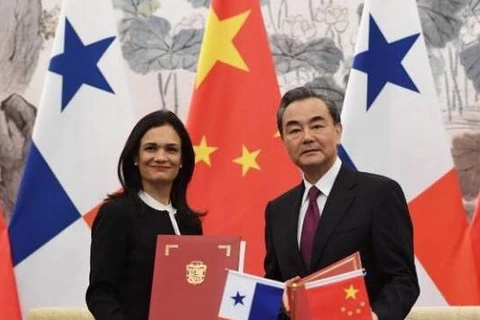 Phó Tổng thống kiêm Ngoại trưởng Panama Isabel de Saint Malo (trái) và Ngoại trưởng Trung Quốc Vương Nghị tại lễ ký bản thông cáo chung về thiết lập quan hệ ngoại giao. (Nguồn: AFP)