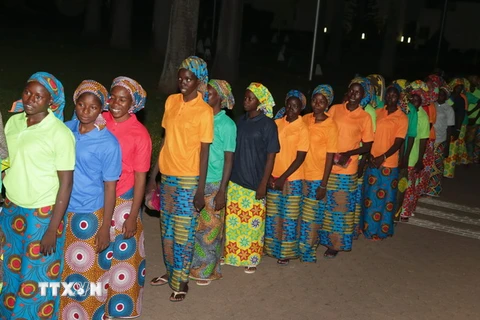 Các nữ sinh Nigeria vừa được nhóm Boko Haram trả tự do tại Abuja, ngày 7/5. (Nguồn: AFP/TTXVN)
