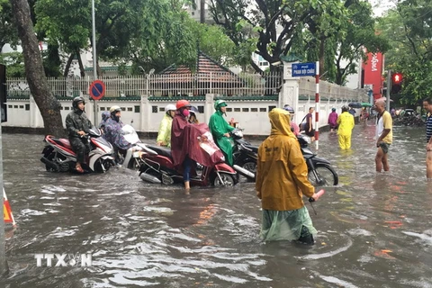 Tuyến phố Phan Bội Châu bị ngập do mưa lớn. (Ảnh: Doãn Tấn/TTXVN)