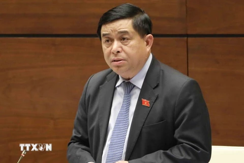 Bộ trưởng Bộ Kế hoạch và Đầu tư Nguyễn Chí Dũng trả lời chất vấn của Đại biểu Quốc hội. (Ảnh: Phương Hoa/TTXVN)