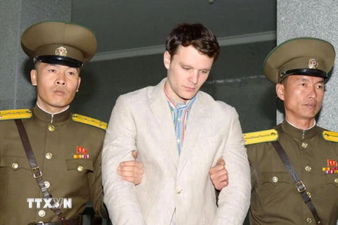  Otto Warmbier (giữa) bị cảnh sát áp giải tới phiên xét xử của Tòa án tối cao Triều Tiên ở Bình Nhưỡng ngày 16/3/2016. (Nguồn: Reuters/TTXVN)