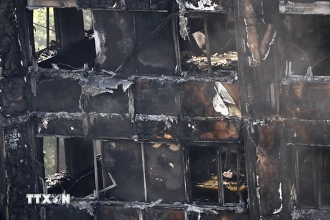 Tòa nhà chung cư Grenfell Tower bị thiêu rụi sau vụ hỏa hoạn. (Nguồn: AFP/TTXVN)