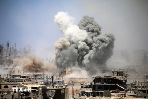 Khói bốc lên sau một cuộc không kích tại khu vực do phiến quân kiểm soát tại thành phố Daraa, Syria. (Nguồn: AFP/TTXVN)