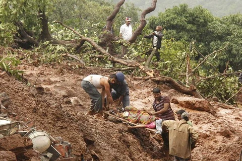 Tìm kiếm nạn nhân mất tích do lũ lụt và lở đất ở Ấn Độ. (Nguồn: PTI)