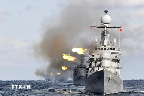 Tàu hải quân Hàn Quốc trong một cuộc tập trận tại vùng biển nước này. (Nguồn: EPA/TTXVN)