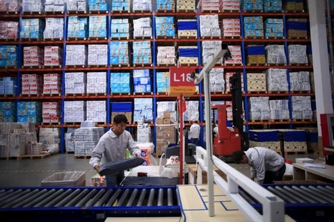 Công nhân làm việc tại trung tâm logistic ở Tô Châu, tỉnh Giang Tô, Trung Quốc. (Nguồn: Reuters) 