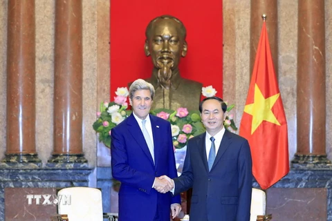 Chủ tịch nước Trần Đại Quang tiếp cựu Bộ trưởng Ngoại giao Hoa Kỳ John Kerry. (Ảnh: Nhan Sáng/TTXVN)