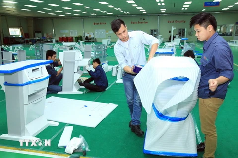 Sản xuất thiết bị y tế tại Công ty liên doanh y học Việt-Hàn trong trong Khu công nghệ cao Hòa Lạc. (Ảnh: Anh Tuấn/TTXVN)