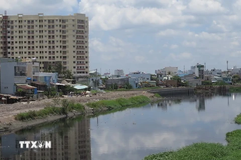 Kênh Tham Lương, phường Đông Hưng Thuận, ô nhiễm nghiêm trọng. (Ảnh: Hoàng Hải/TTXVN)