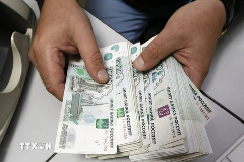Kiểm tiền ruble tại Moskva. (Nguồn: Reuters/TTXVN)