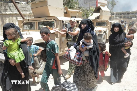 Phụ nữ và trẻ em Iraq sơ tán do chiến sự ở Mosul. (Nguồn: AFP/TTXVN)