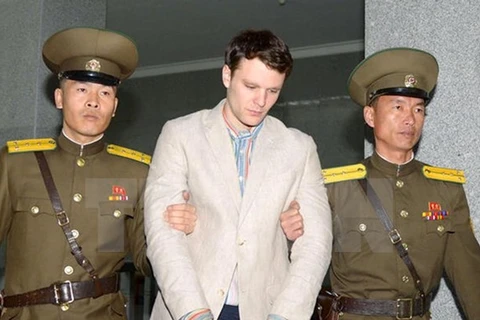 Otto Frederick Warmbier (giữa) bị cảnh sát áp giải tới phiên xét xử của Tòa án tối cao Triều Tiên ở Bình Nhưỡng ngày 16/3/2016. (Nguồn: Reuters/TTXVN)