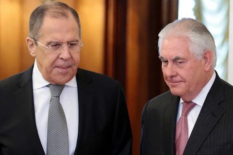 Ngoại trưởng Nga Sergey Lavrov (trái) và người đồng cấp Mỹ Rex Tillerson. (Nguồn: abc.net.au)