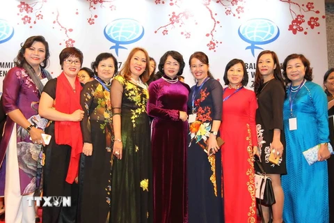 Phó Chủ tịch nước Đặng Thị Ngọc Thịnh với các đại biểu nữ doanh nhân Việt Nam. (Ảnh: Quang Hải/TTXVN)