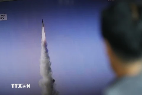 Một vụ thử tên lửa đạn đạo tầm trung của Triều Tiên được phát trên truyền hình ở Seoul. (Nguồn: EPA/TTXVN)