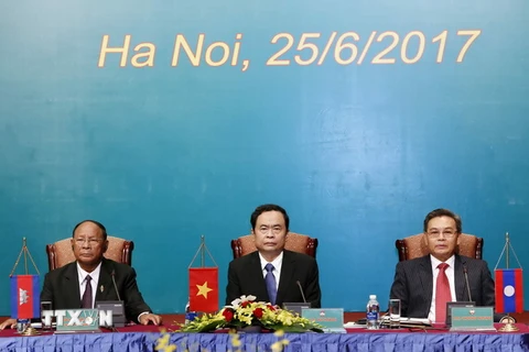 Đoàn Chủ tịch ba nước Campuchia-Lào-Việt Nam chủ trì hội nghị. (Ảnh: Văn Điệp/TTXVN)