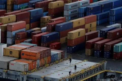 Bốc dỡ hàng hóa tại cảng container Peel ở Liverpool. (Nguồn: Reuters)