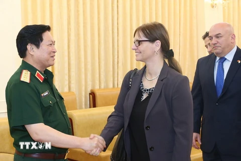 Đại tướng Ngô Xuân Lịch tiếp Bà Meirav Eilon Shahar, Đại sứ Đặc mệnh toàn quyền Israel tại Việt Nam. (Ảnh: Hồng Pha/TTXVN)