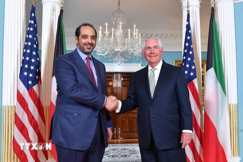 Ngoại trưởng Mỹ Rex Tillerson (phải) gặp Bộ trưởng các vấn đề nội các Kuwait Sheikh Mohammad Abdullah Al-Sabah. (Nguồn: EPA/TTXVN)