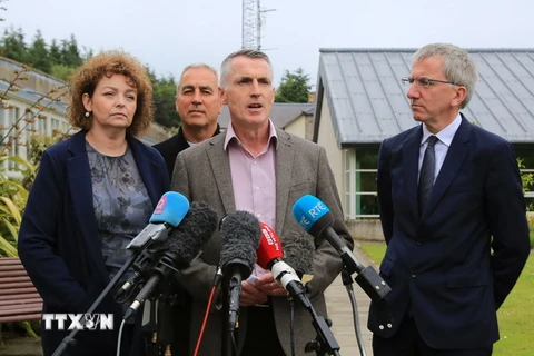 Lãnh đạo đảng Sinn Fein, ông Declan Kearney (giữa) phát biểu với báo giới tại Belfast, Bắc Ireland. (Nguồn: EPA/TTXVN)