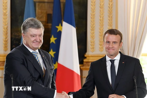 Tổng thống Pháp Emmanuel Macron (phải) và Tổng thống Ukraine Petro Poroshenko (trái) tại một cuộc họp báo. (Nguồn: EPA/TTXVN)