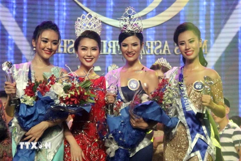  Người đẹp Thái Lan Nuttanan Naree (thứ hai, bên phải) đăng quang Hoa hậu tại Cuộc thi Hoa hậu Hữu nghị ASEAN 2017. (Ảnh: Xuân Triệu/TTXVN)