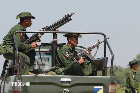 Binh sỹ Myanmar tuần tra tại khu vực Maungdaw, bang Rakhine. (Nguồn: AFP/TTXVN)