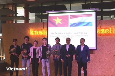 Các Đại sứ tặng hoa cho đại diện các đội. (Ảnh: Hồng Hạnh/Vietnam+)