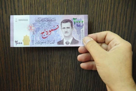 Tờ giấy bạc mới trị giá 2.000 bảng có hình ông al-Assad. (Nguồn: SANA)