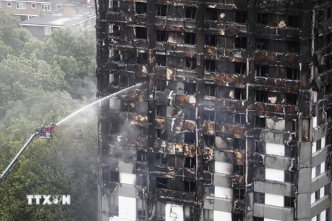 Tòa chung cư Grenfell Tower bị thiêu rụi trong vụ cháy. (Nguồn: AFP/TTXVN)