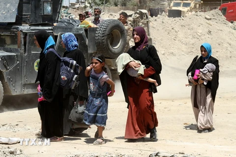 Người dân sơ tán tránh chiến sự tại Thành cổ phía tây Mosul. (Nguồn: EPA/TTXVN)