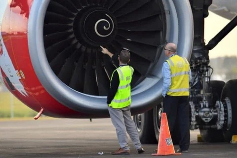 Kiểm tra động cơ chiếc máy bay của AirAsia sau khi bị chim tấn công. (Nguồn: EPA)