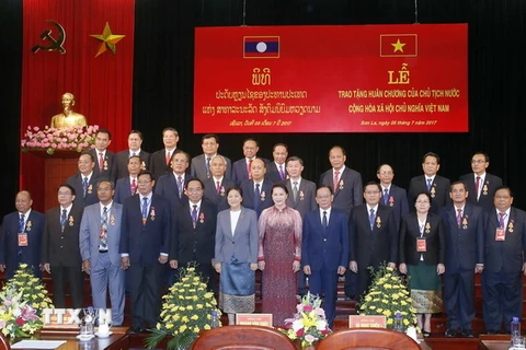 Chủ tịch Quốc hội Nguyễn Thị Kim Ngân và Chủ tịch Quốc hội Lào Pany Yathotou với các đại biểu. (Ảnh: Văn Điệp/TTXVN)