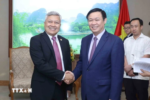 Phó Thủ tướng Vương Đình Huệ tiếp Đại sứ Indonesia tại Việt Nam Ibnu Hadi. (Ảnh: Phương Hoa/TTXVN)