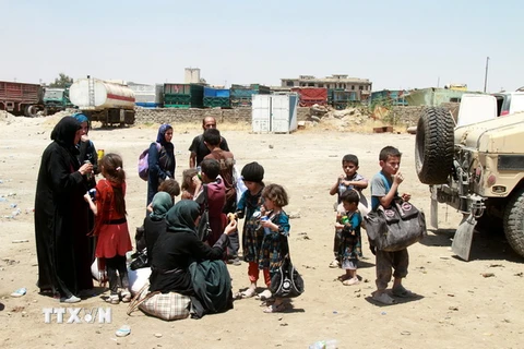 Người dân sơ tán tới khu vực do các lực lượng Iraq giành quyền kiểm soát ở khu vực Thành cổ phía Tây Mosul. (Nguồn: EPA/TTXVN)