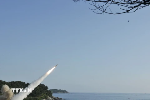Tên lửa được phóng trong cuộc tập trận chung Mỹ-Hàn ở bờ biển phía Đông Hàn Quốc. (Nguồn: EPA/TTXVN)