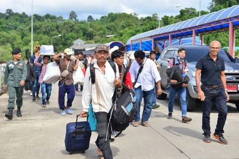 Một nhóm lao động nhập cư Myanmar tại biên giới Thái Lan-Myanmar gần thành phố cảng Ranong của Thái Lan. (Nguồn: Reuters)