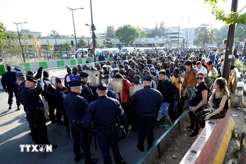 Cảnh sát di dời người nhập cư khỏi khu vực Chapelle, phía Bắc Paris, Pháp. (Nguồn: AFP/TTXVN)